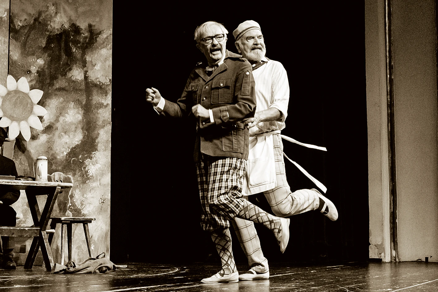 Scéna z inscenace Hospoda Na mýtince